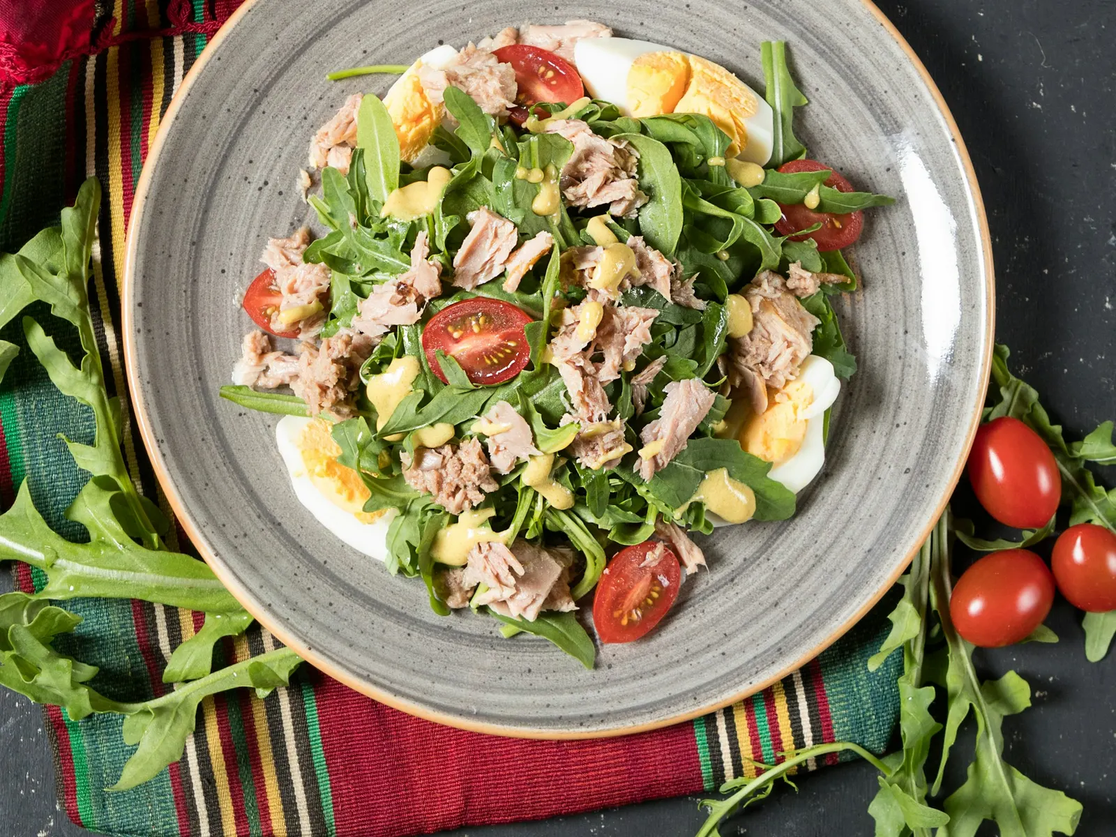 Tuna salad with tomatoes and greens