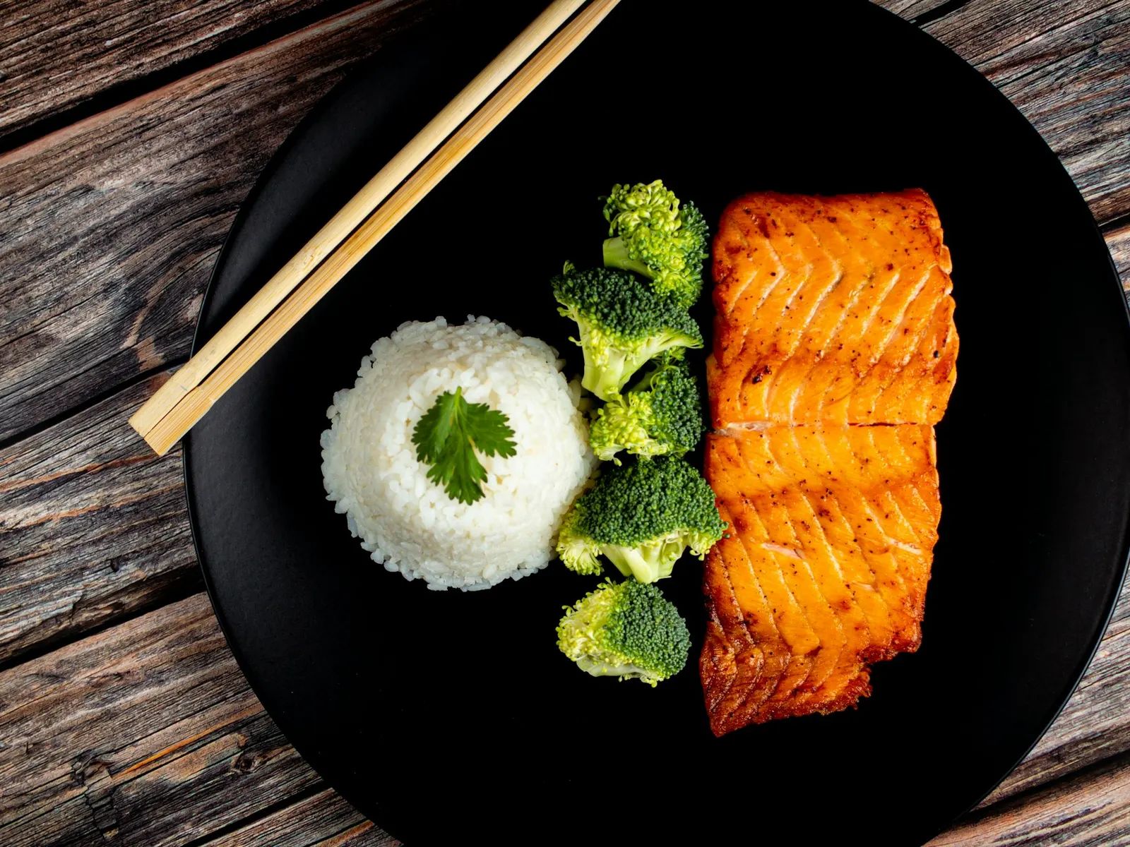 Glazed salmon fillet with roasted broccoli